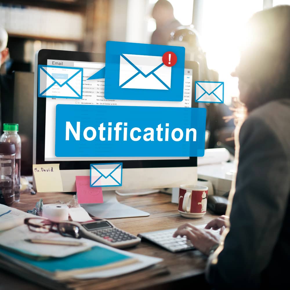 شاشة لاب توب تعرض اشعارات بريد ألكتروني