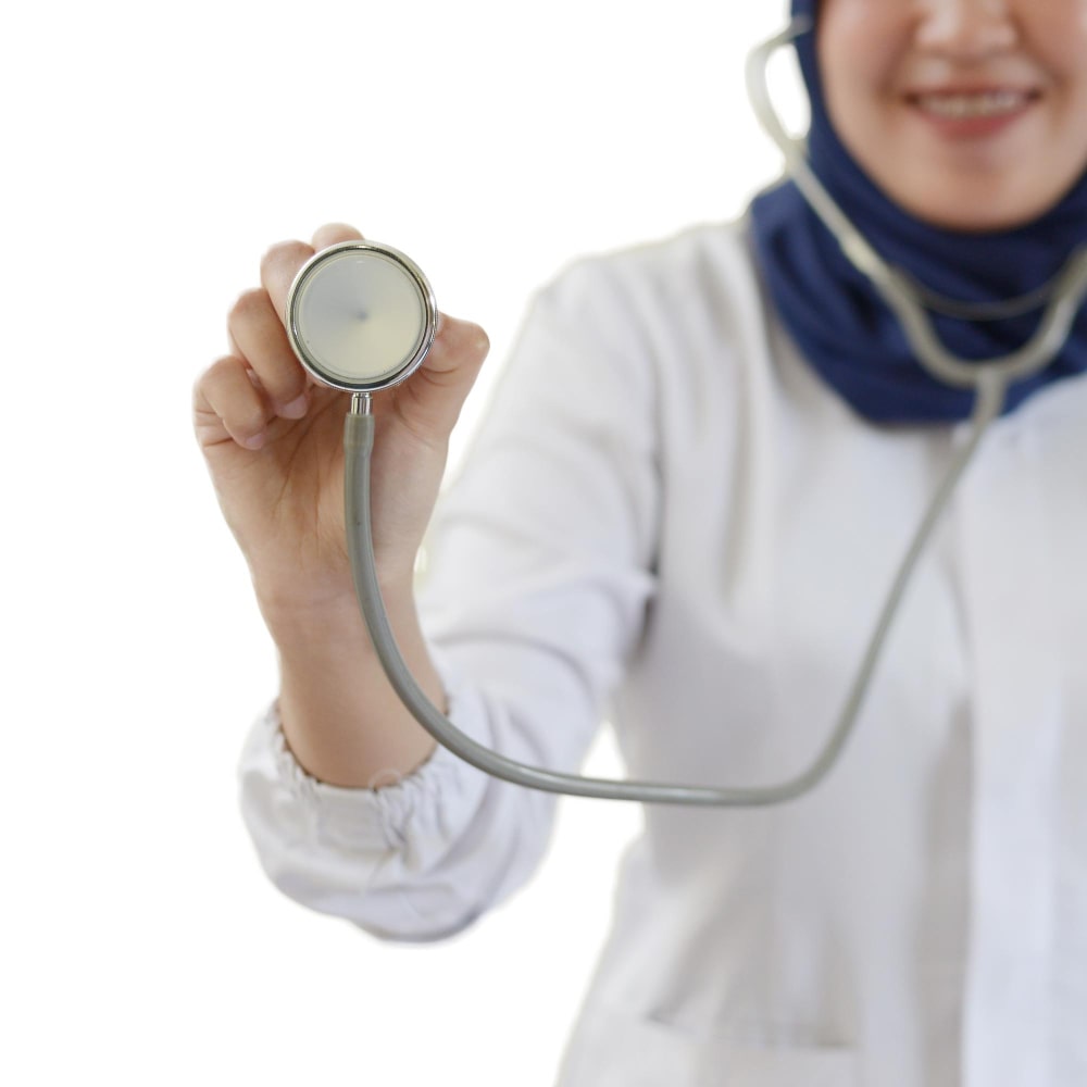 طبيبة تحمل سماعة