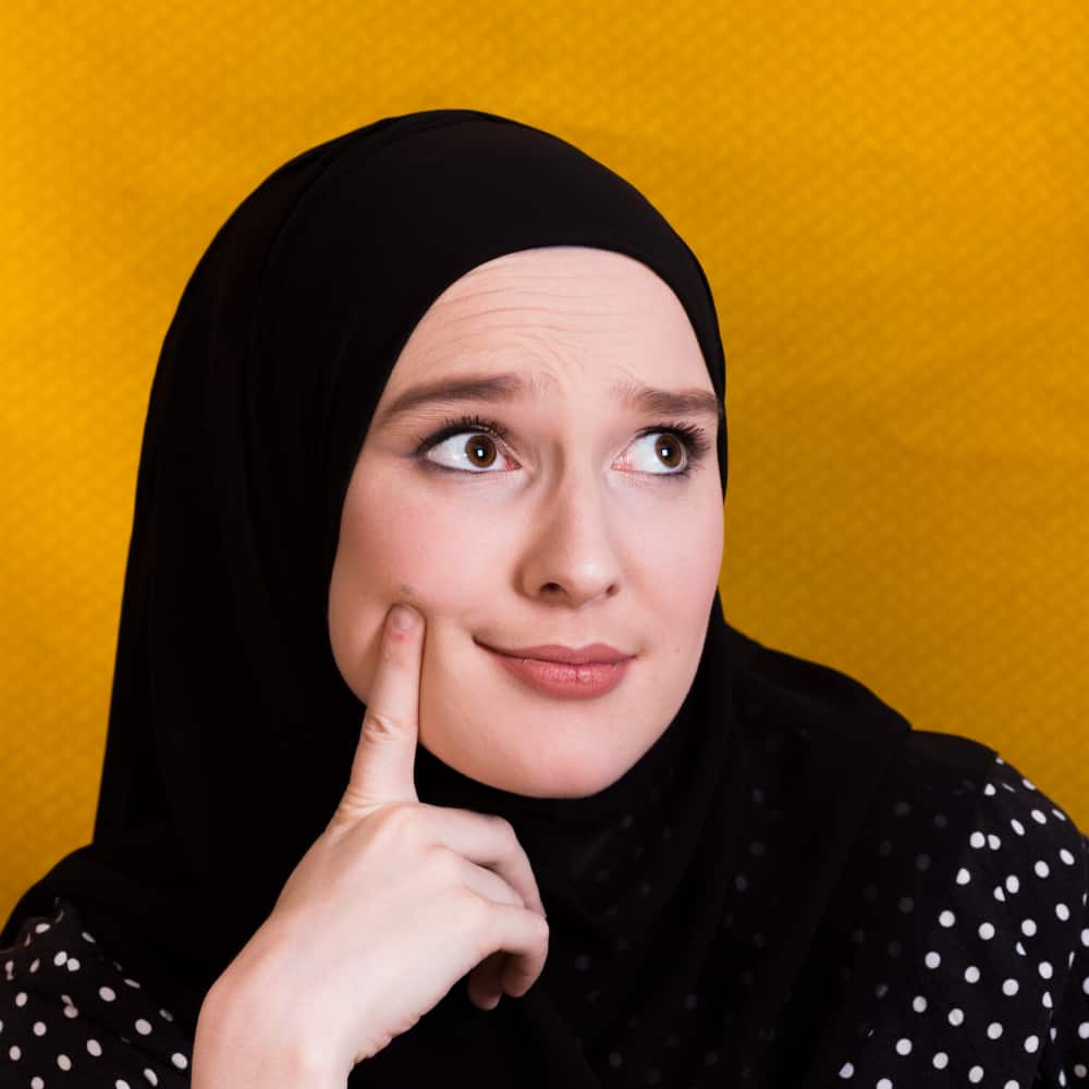 فتاة ترتدي الحجاب وتفكر
