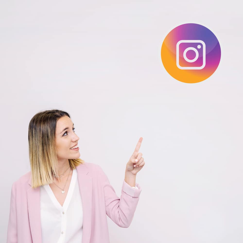 فتاة تشير إلى رمز انستقرام