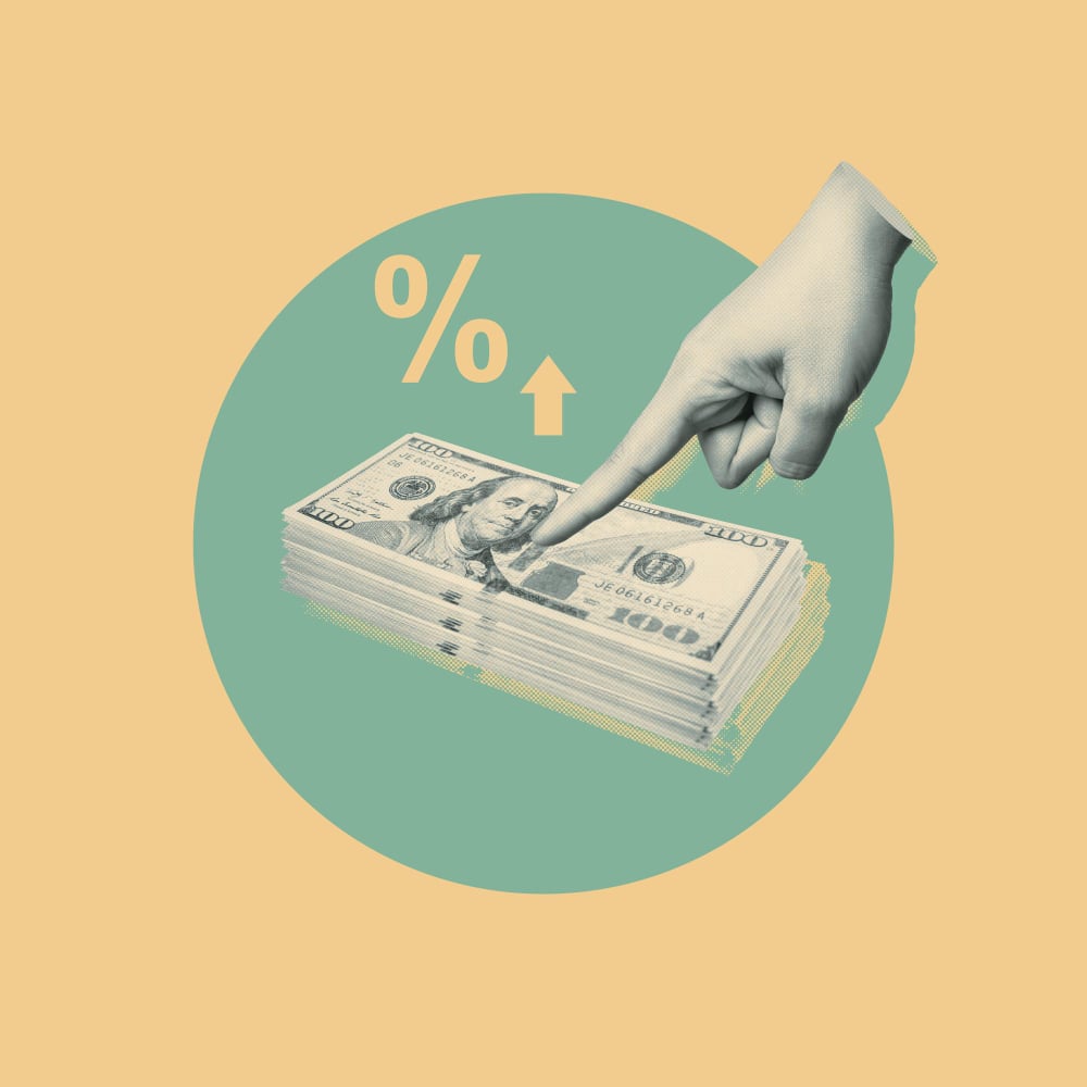 أصابع تشير إلى نقود