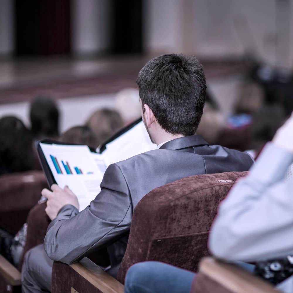 رجل يحمل أوراق عمل