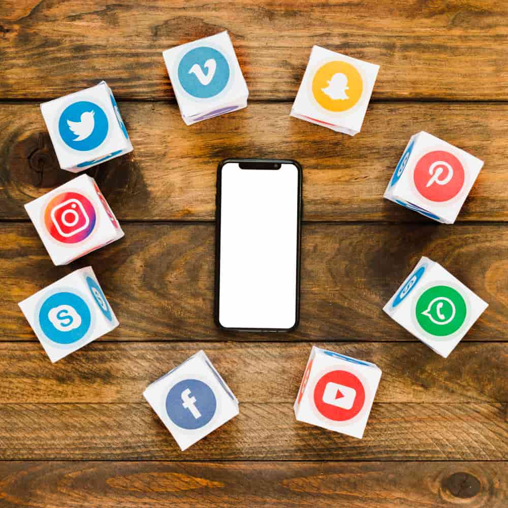 هاتف محمول وحوله شعارات مواقع تواصل