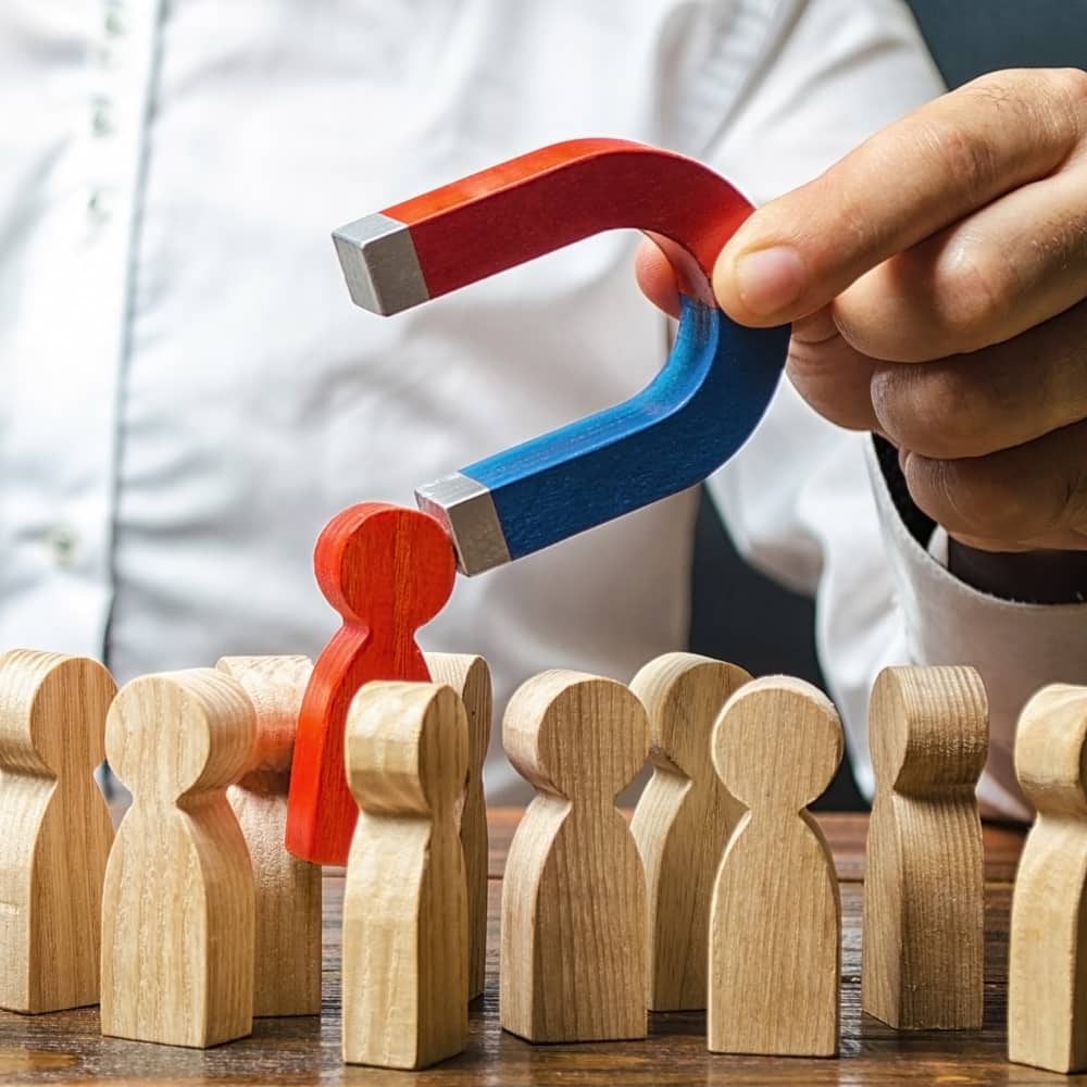 رجل يحمل مغناطيس