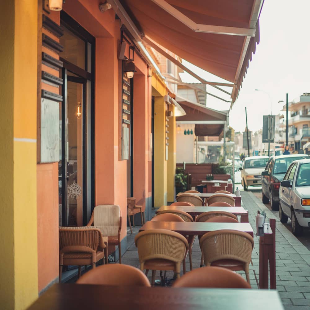 مطعم في الشارع