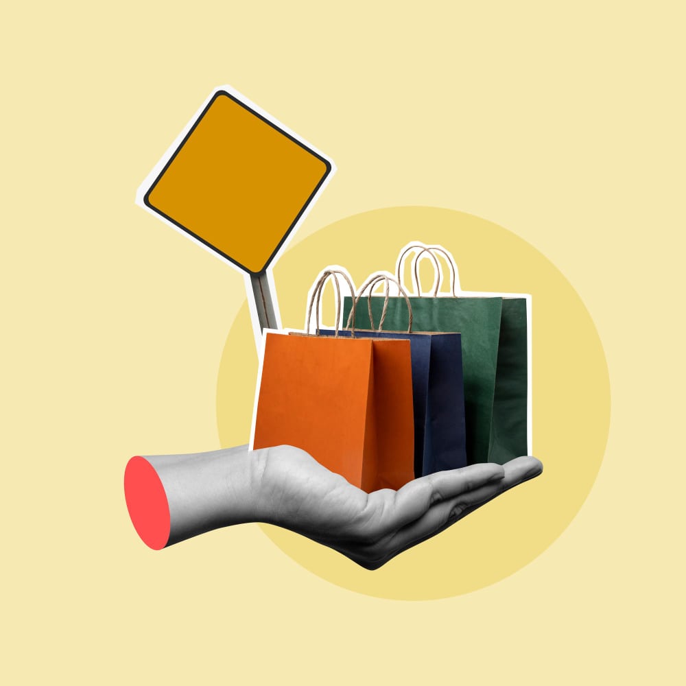 يد تحمل حقائب شراء