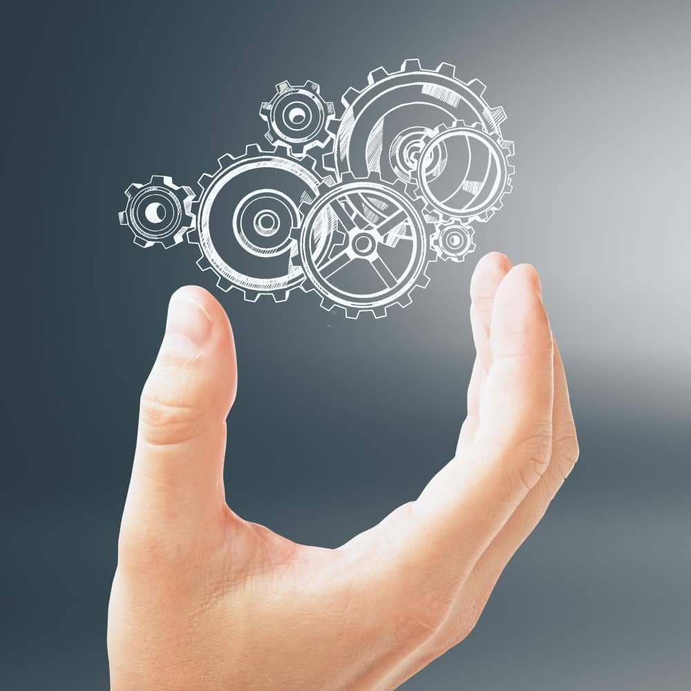 يد تمسك مجموعة تروس