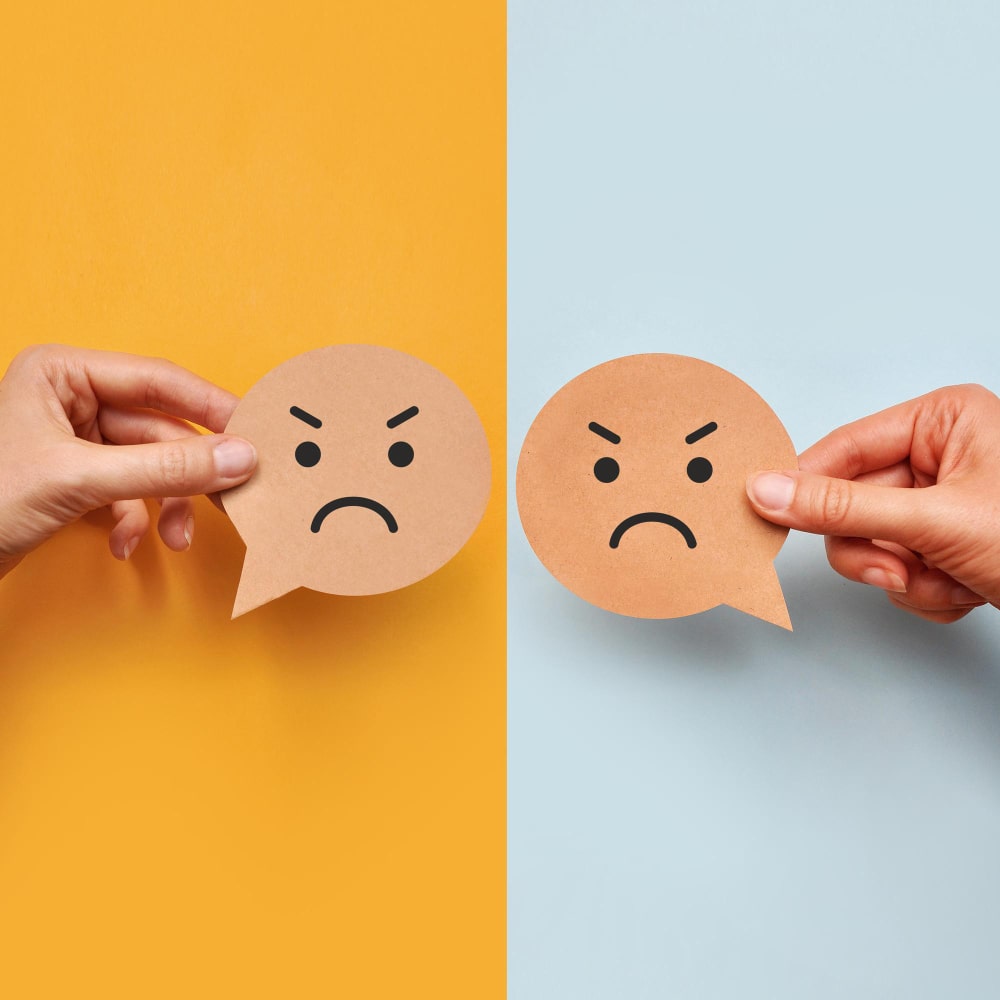 يد تمسك رمز حزين