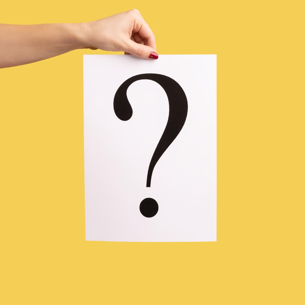 يد فتاة تحمل لوحة مرسوم عليها علامة استفام