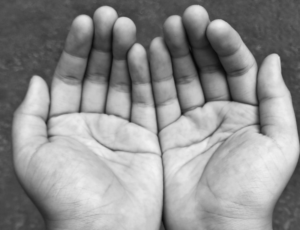 يد مرفوعة بالدعاء