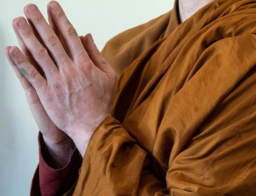 يد مضمومة إلى بعضها