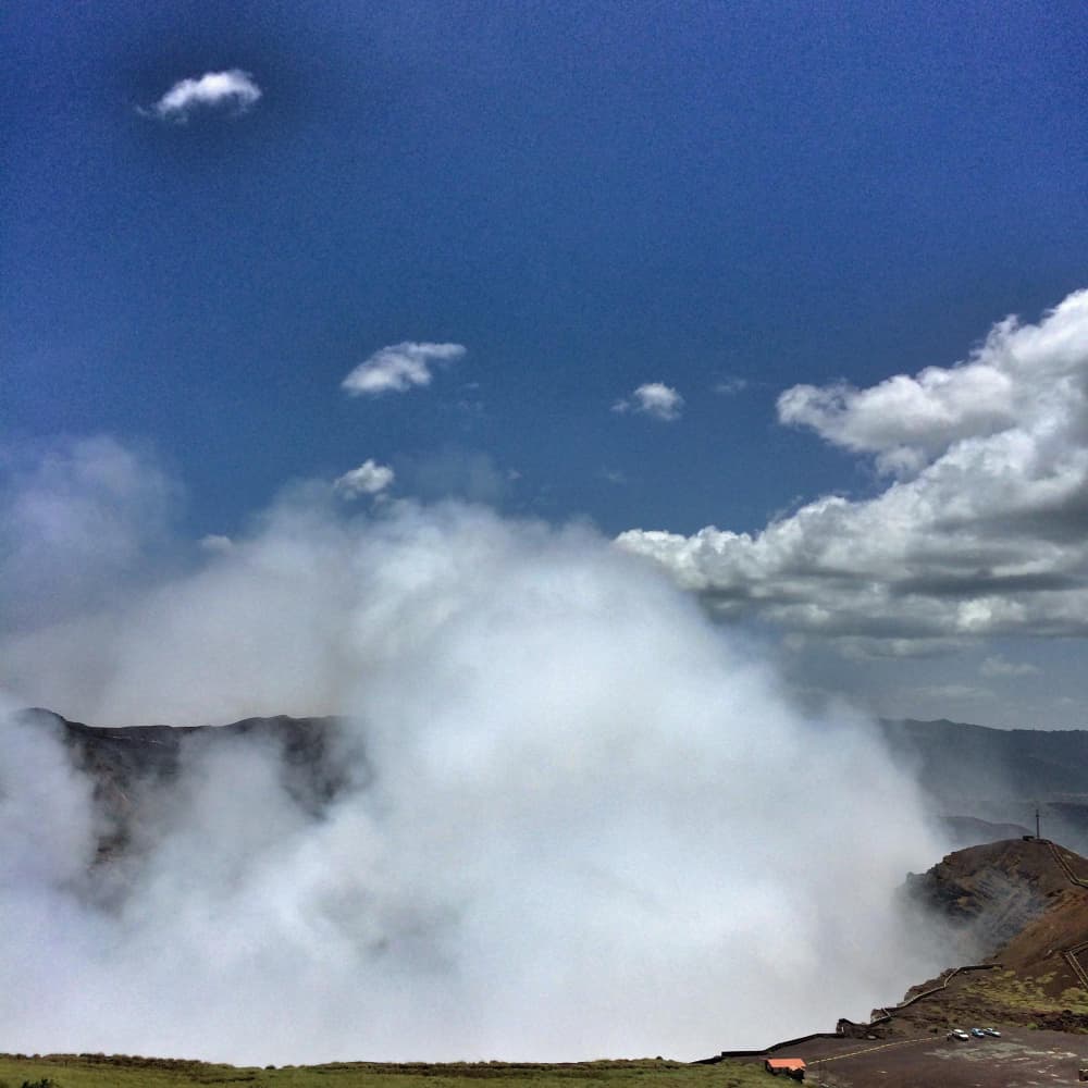 بخار يتصاعد إلى السماء