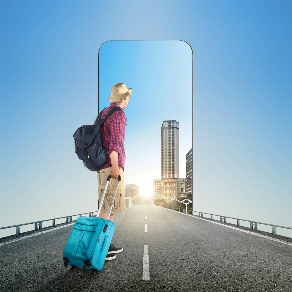 رجل يحمل حقيبة سفر