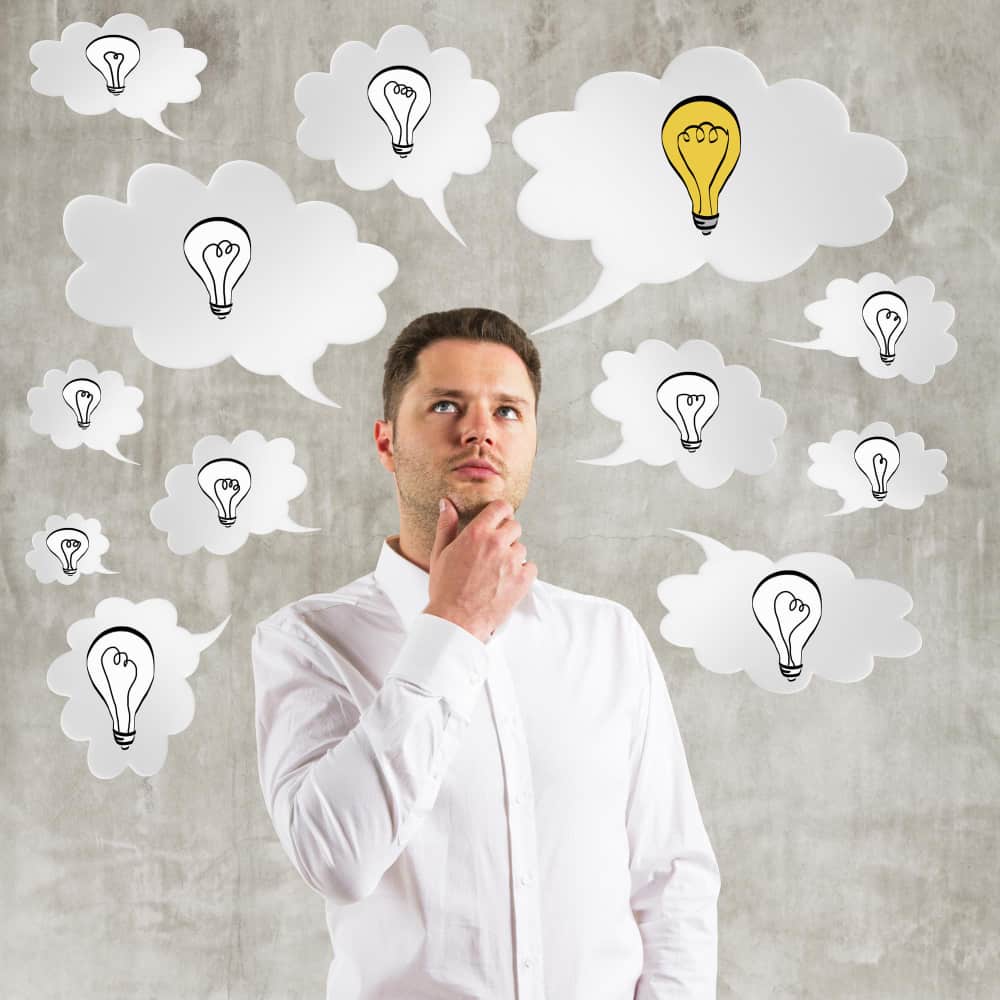 رجل يفكر وحوله علامات استفهام