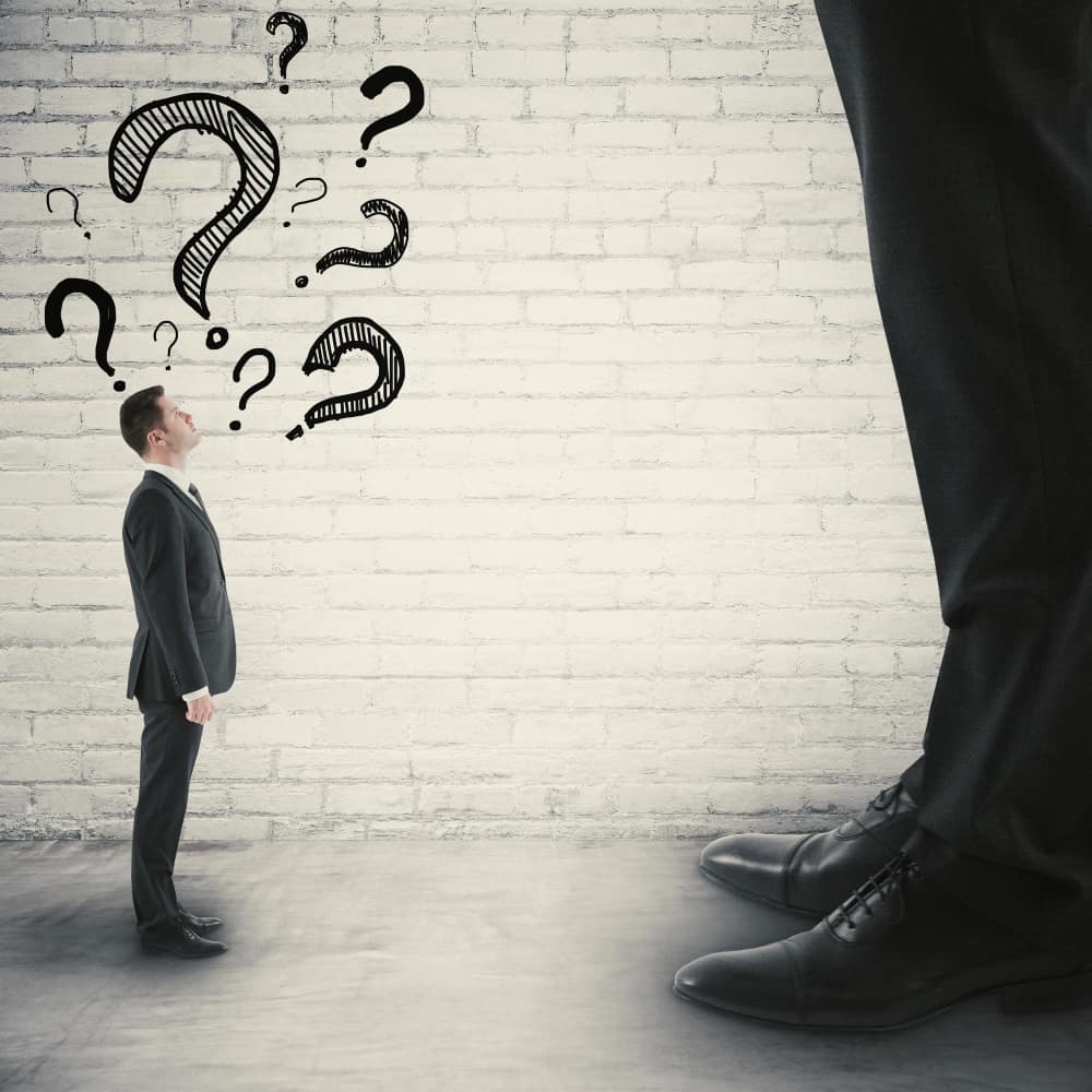 رجل ينظر إلى أعلى وحوله علامات استفهام