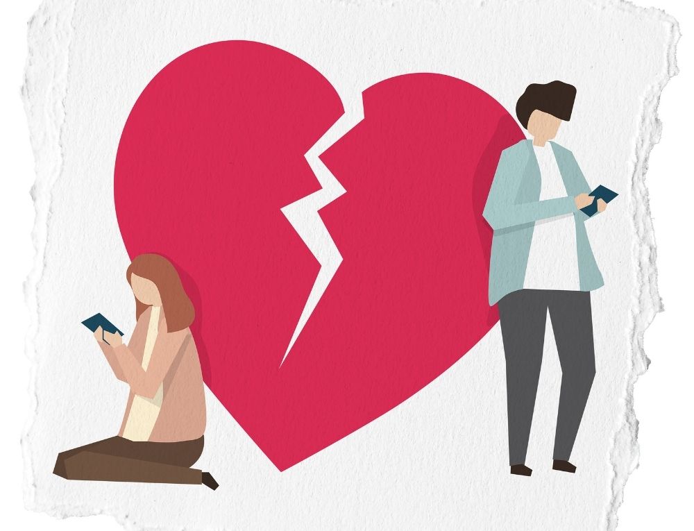 شاب وفتاة يحملان هاتف محمول وبينهم قلب مكسور