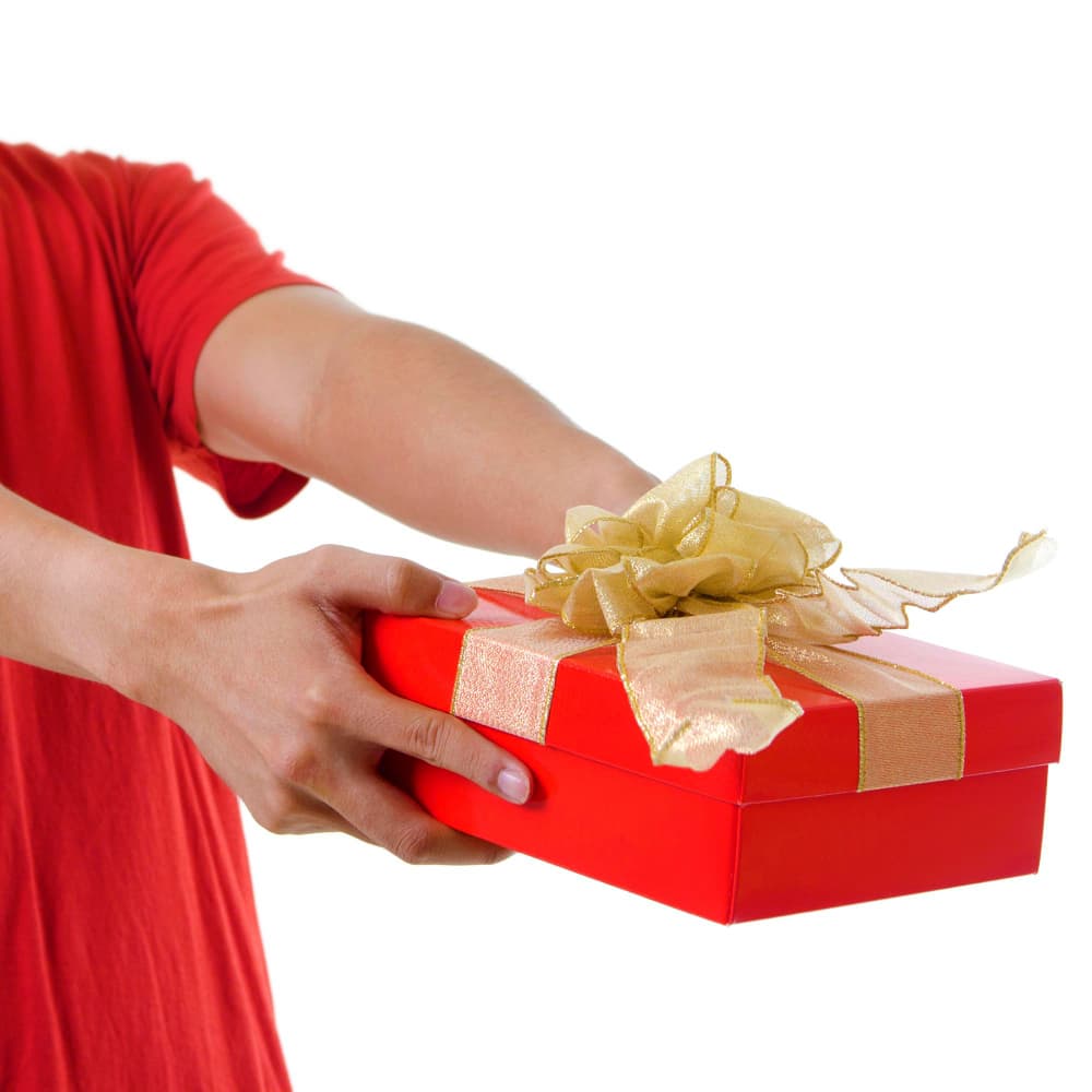 شخص يحمل هدية