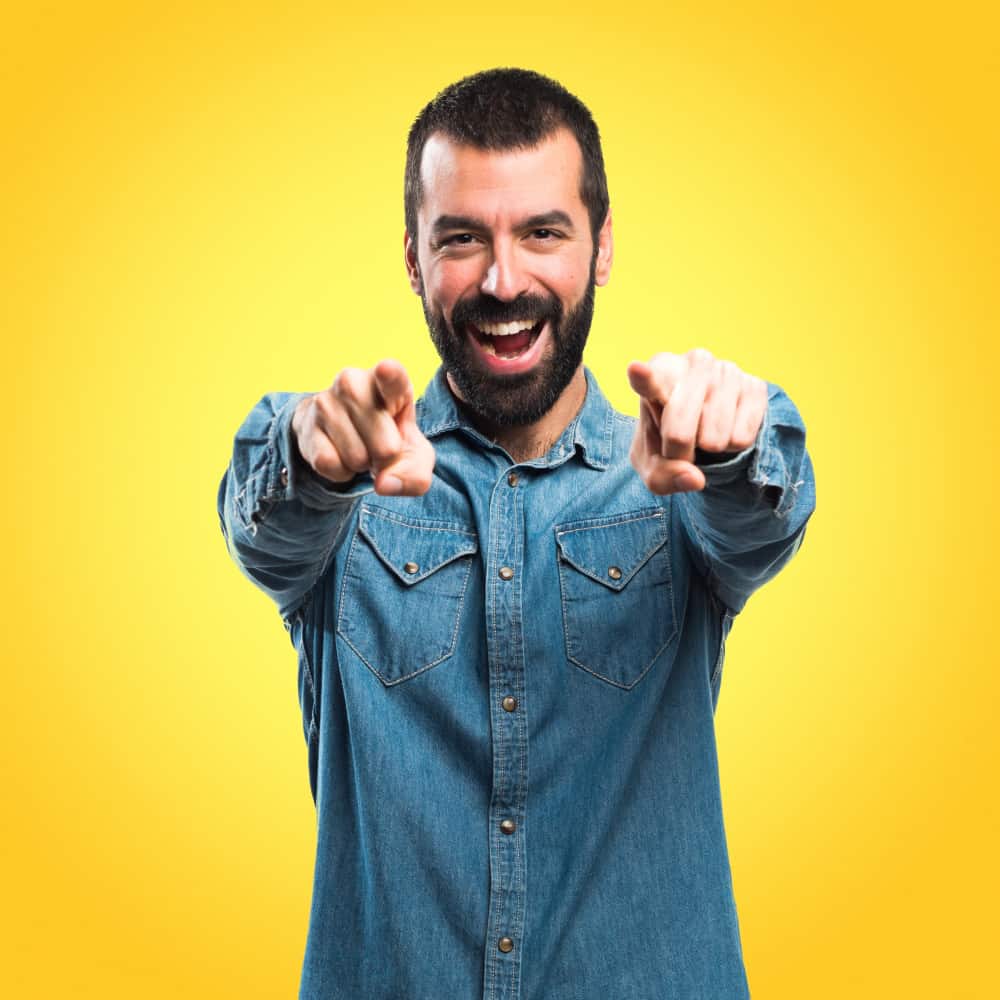 شخص يضحك ويشير بيديه