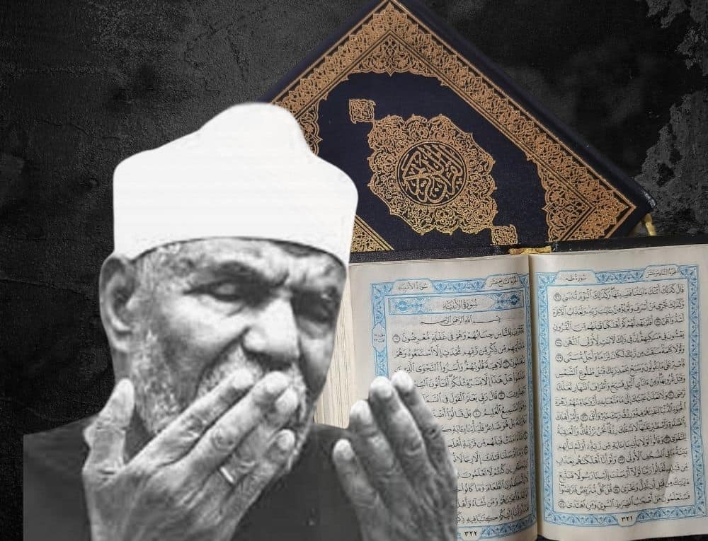 صورة للشعراوي يدعي وبجانبه مصاحف