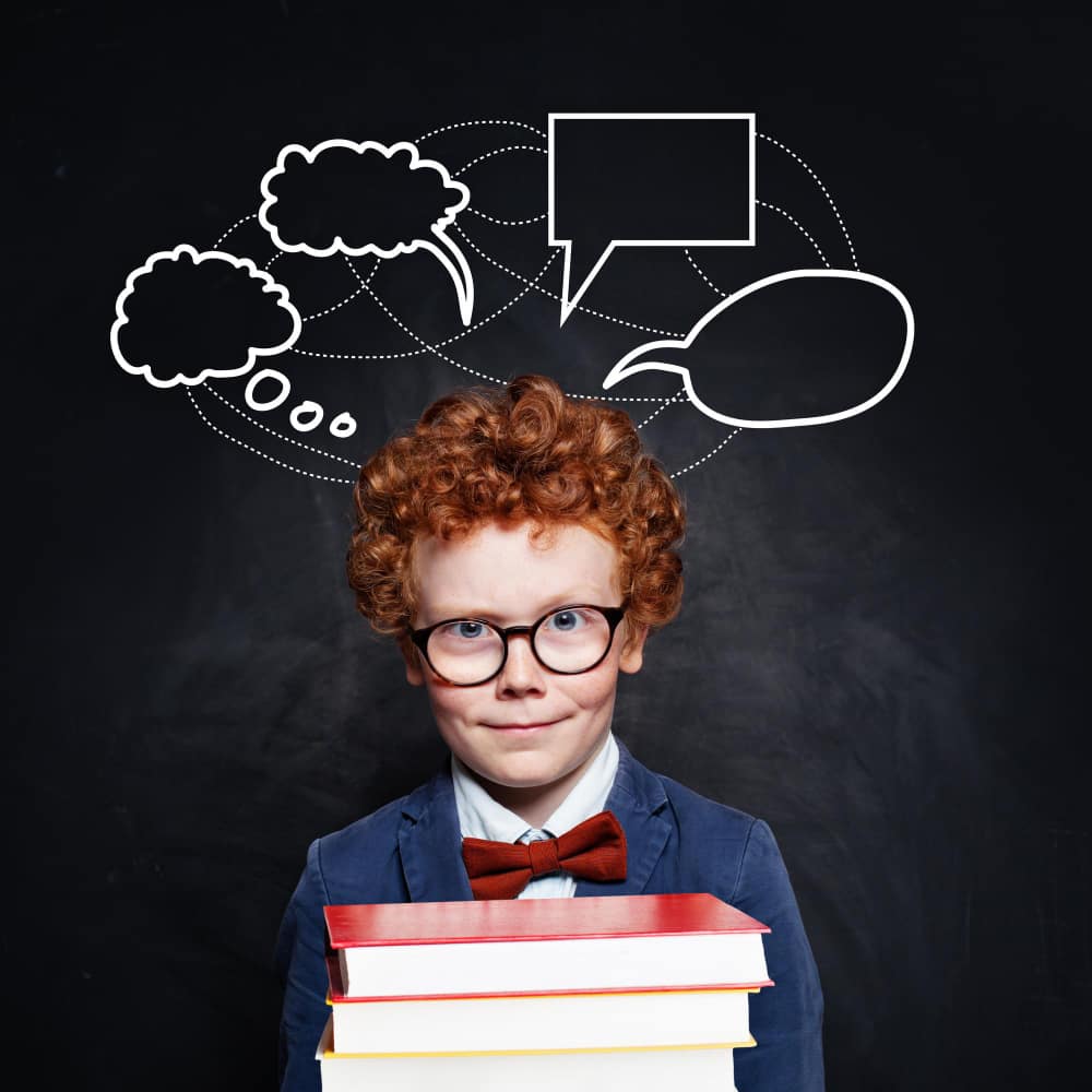 طفل وأمامه مجموعة كتب