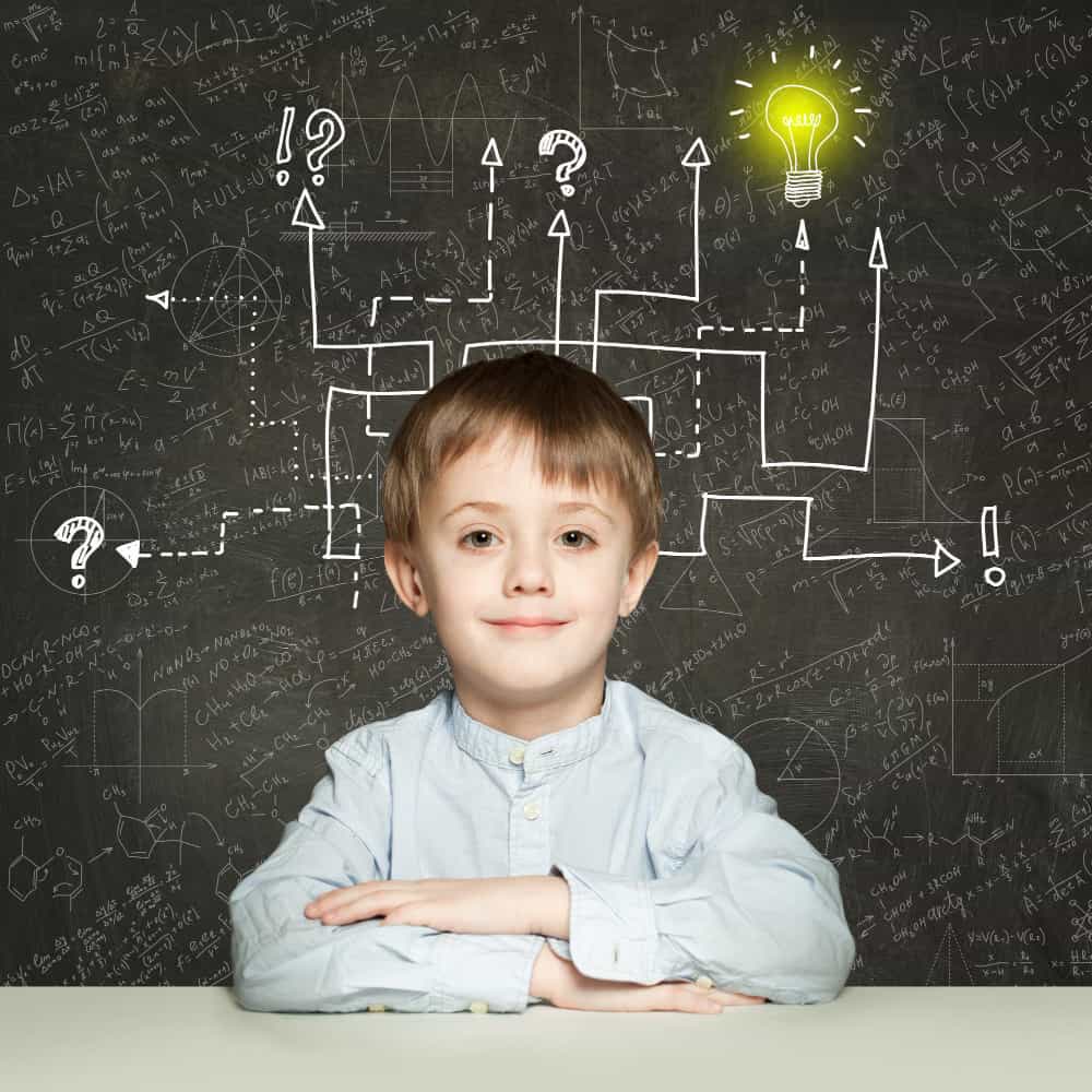 طفل يجلس أمام سبورة