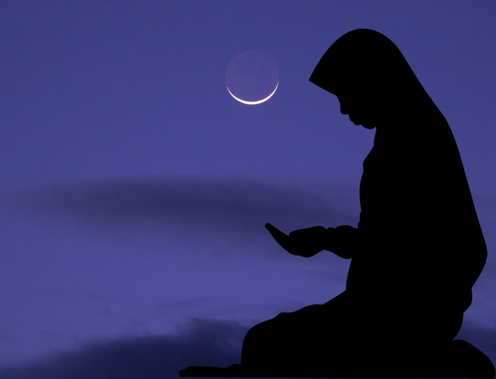 فتاة تدعي في الليل