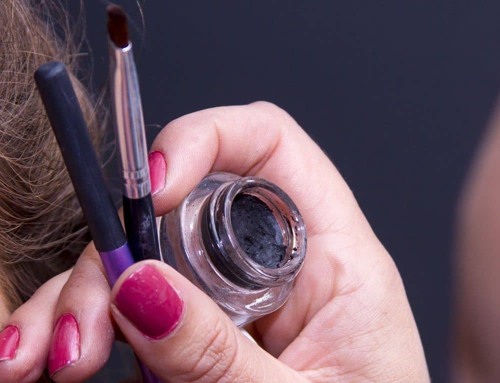 يد تمسك كحل