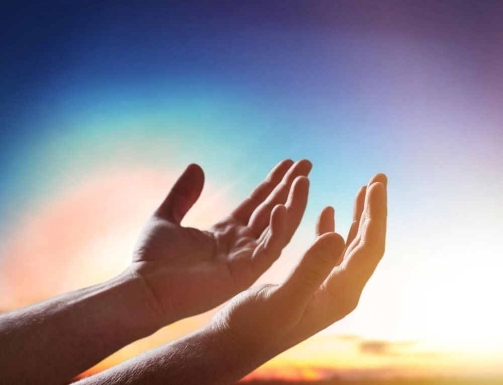 يد مرفوعة بالدعاء