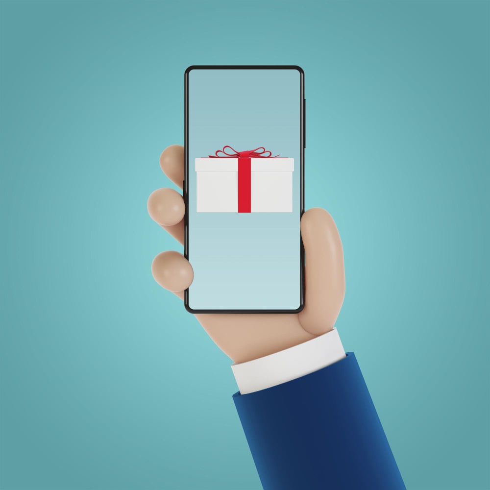 يد تمسك هاتف محمول يعرض صورة هدية