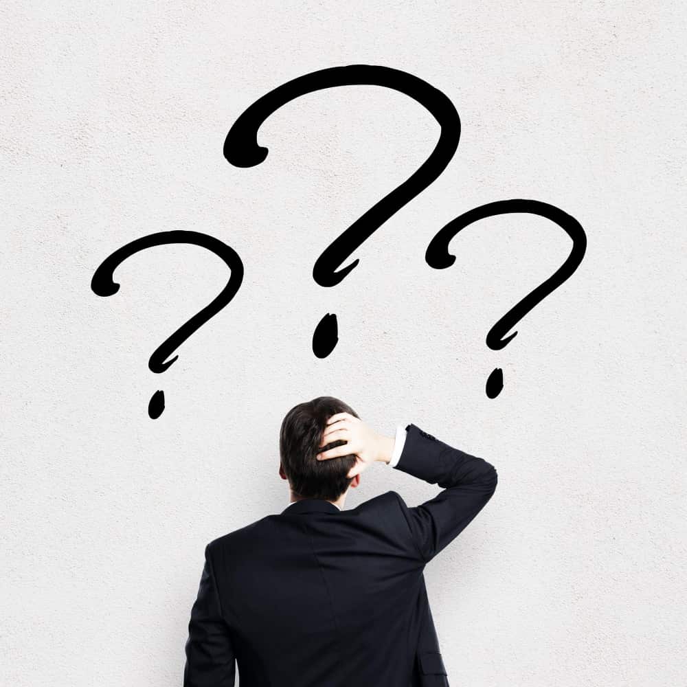 رجل من الخلف ينظر إلى علامات استفهام