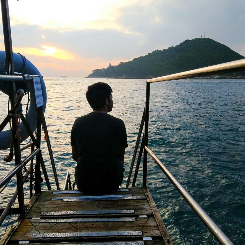 رجل يجلس على قارب في الماء