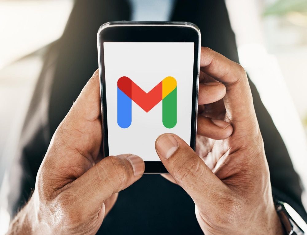 رجل يمسك هاتف