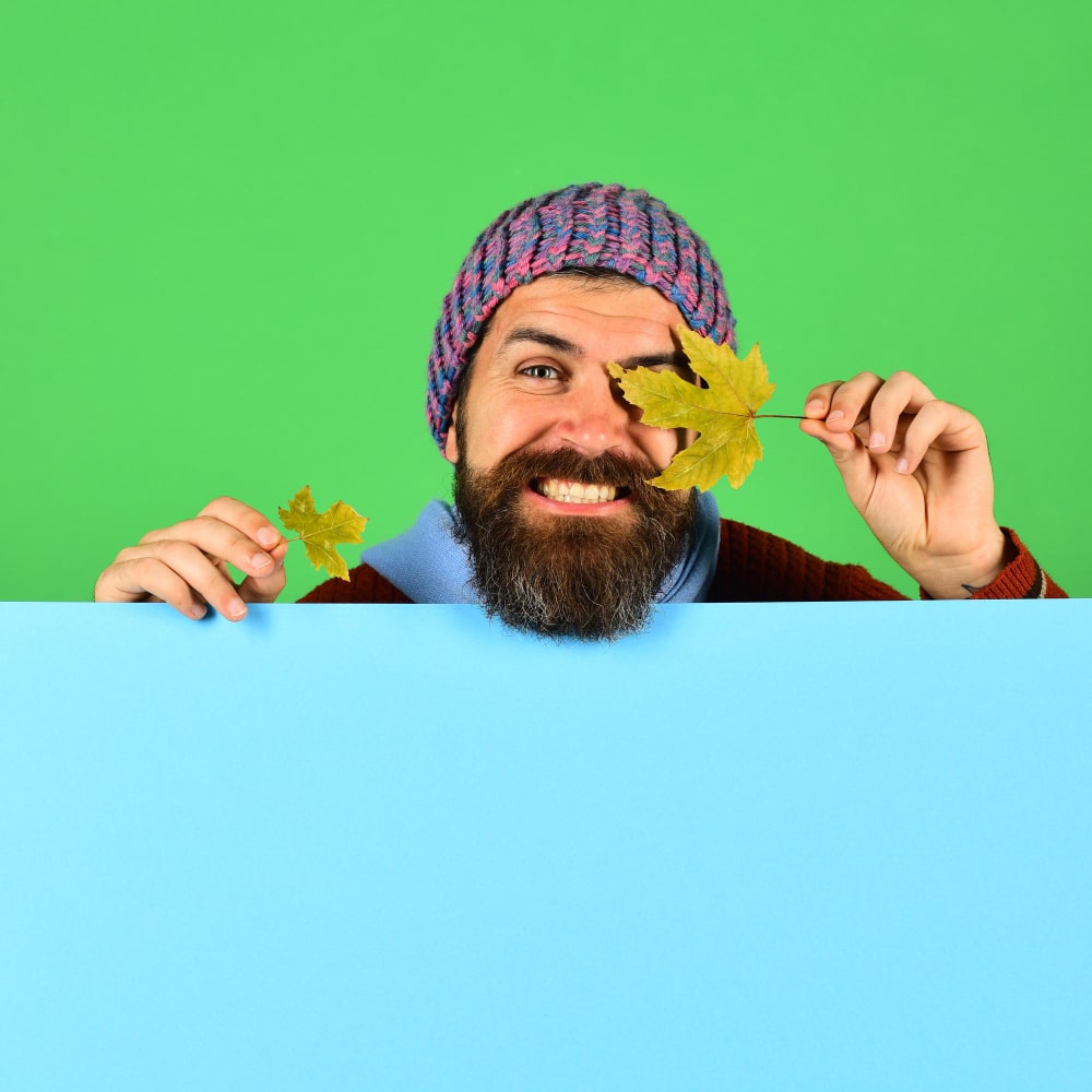 رجل يمسك ورقة شجر