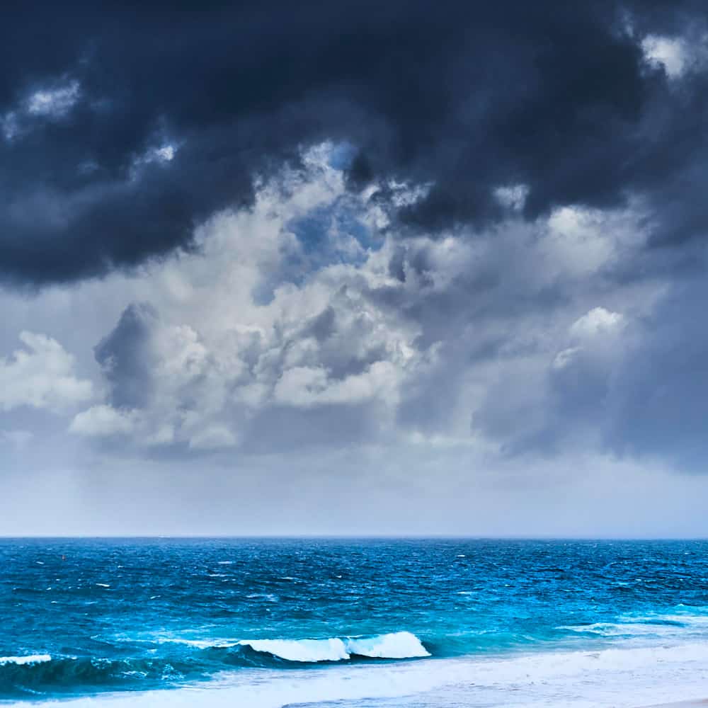 سماء مليئة بالغيوم فوق محيط