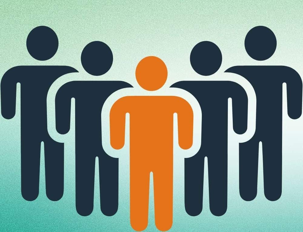 شخص قيادي يقف أمام أشخاص آخرون