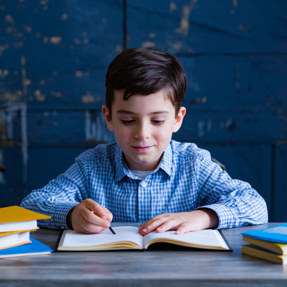 طفل يكتب بالقلم