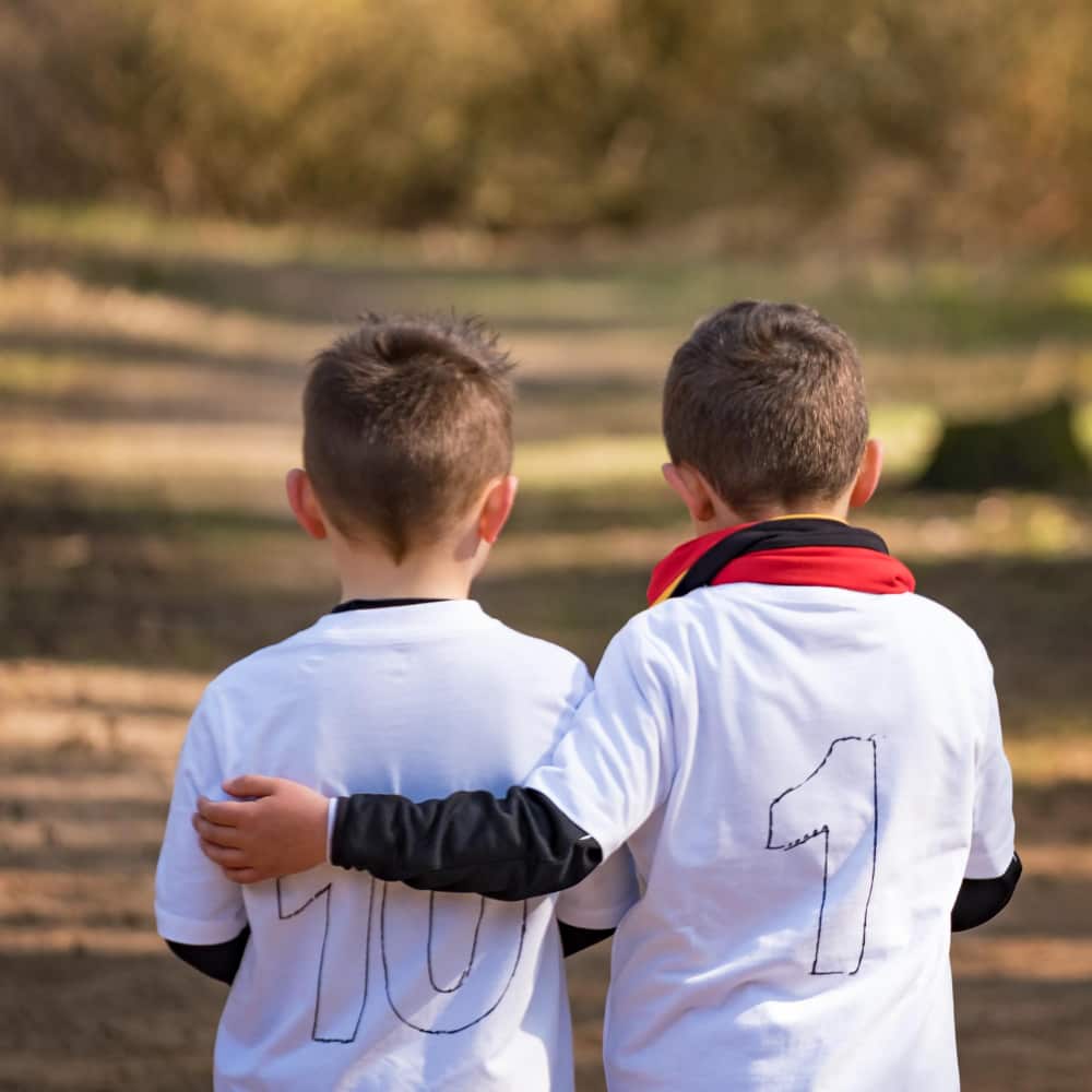 طفلان من الخلف