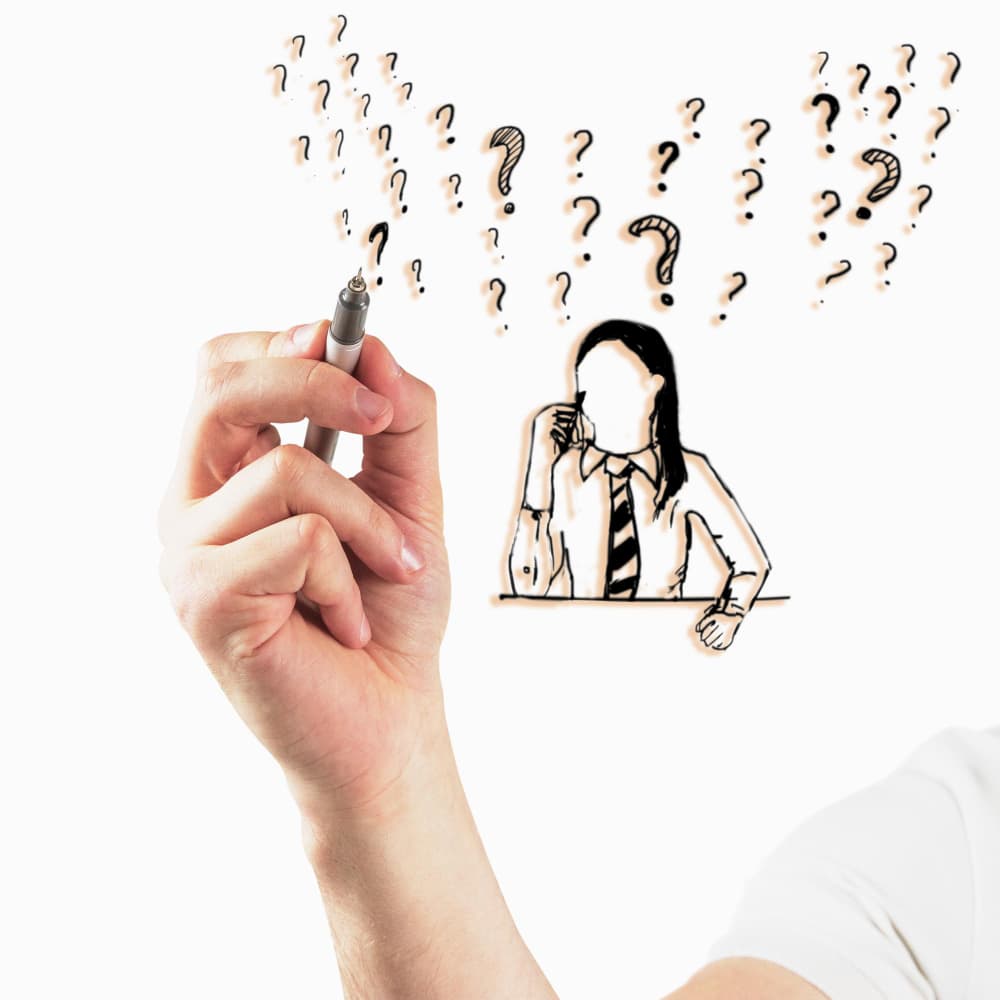 يد ترسم علامات استفهام