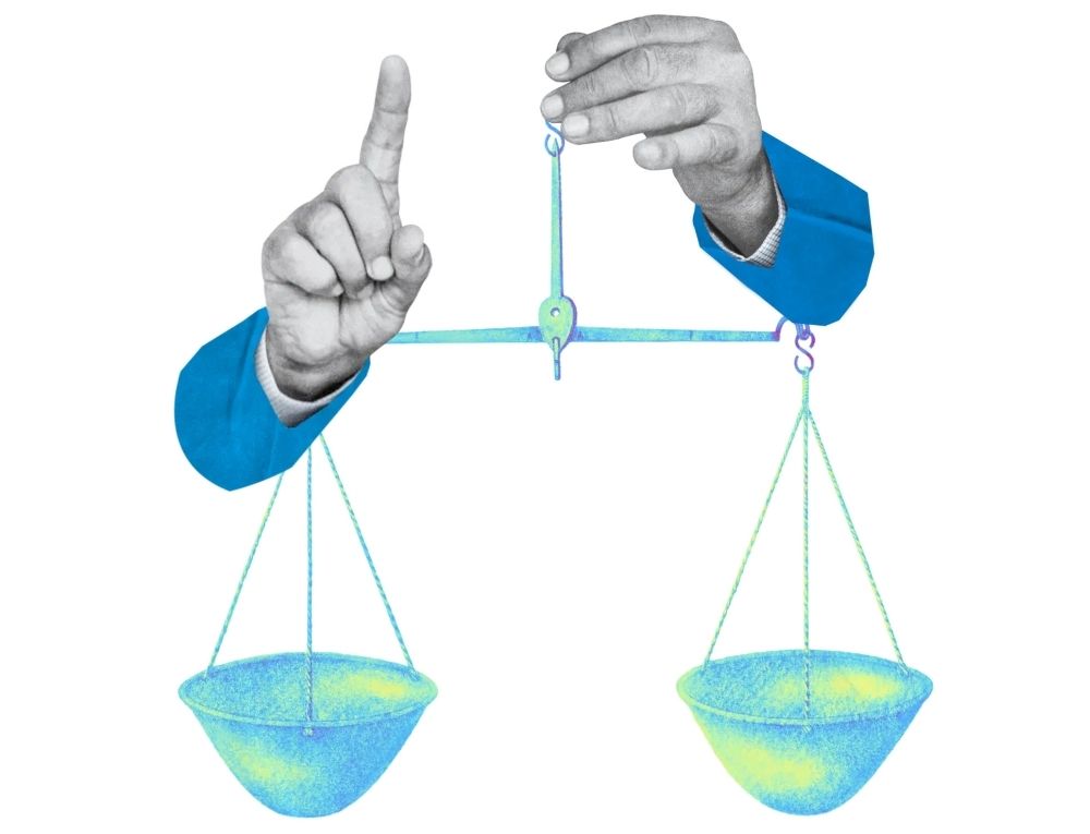 يد تمسك ميزان