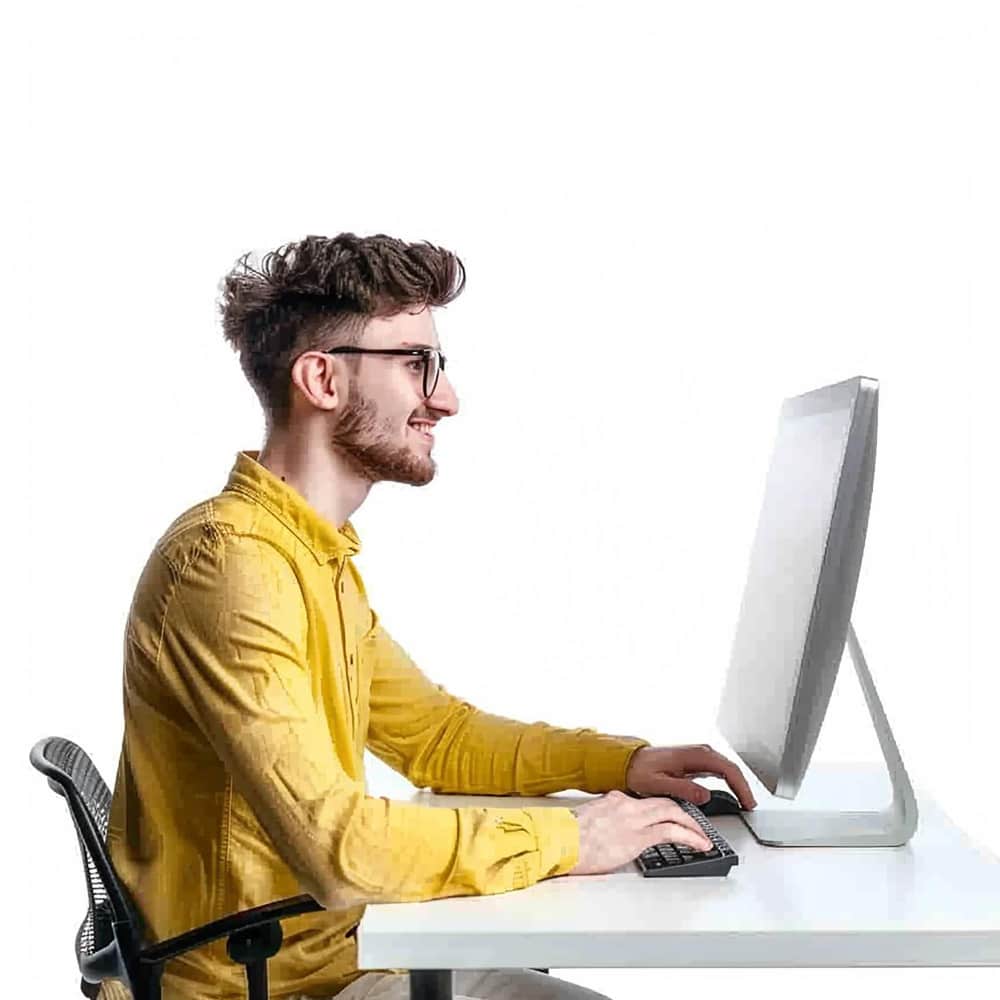 رجل يجلس امام حاسوب