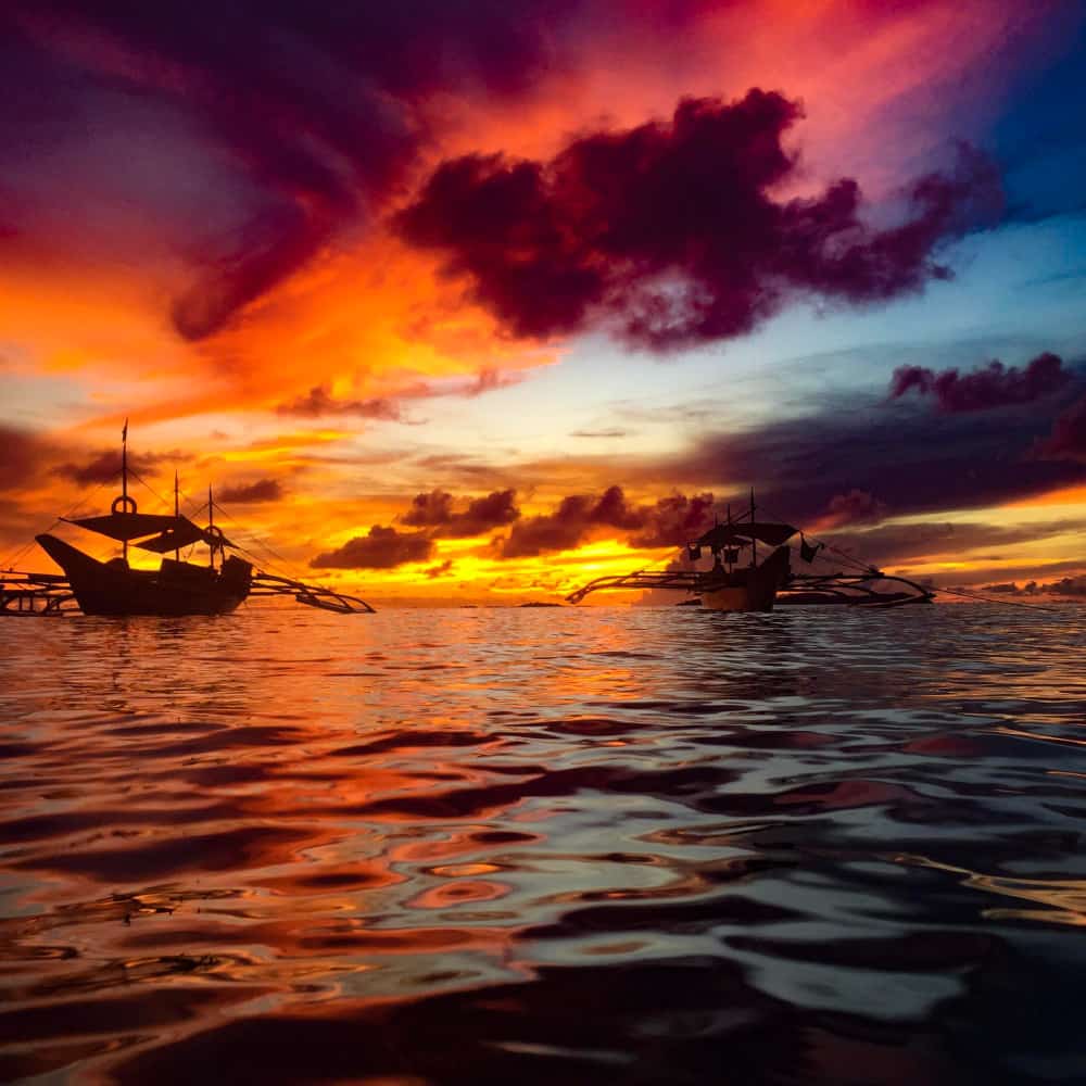 سفن في البحر وقت الغروب سفن في البحر وقت الغروب