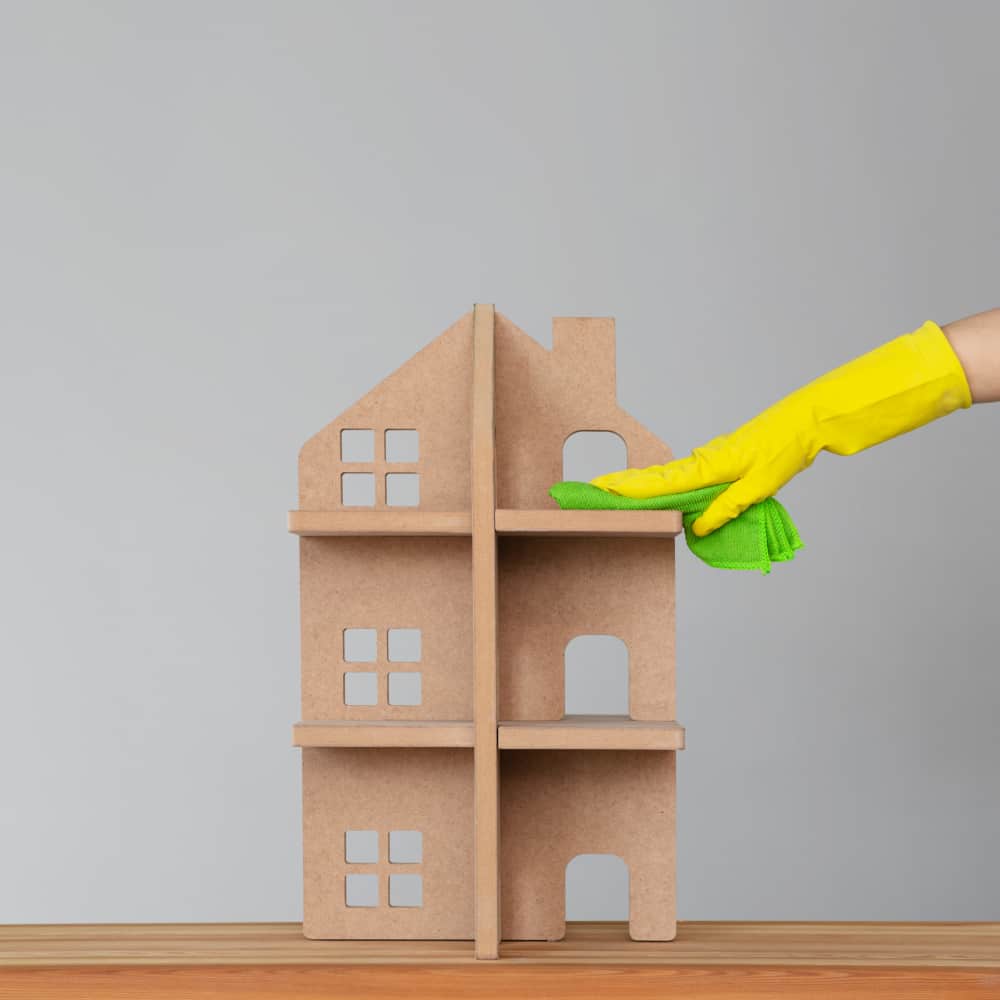 يد تمسح مجسم منزل يد تمسح مجسم منزل