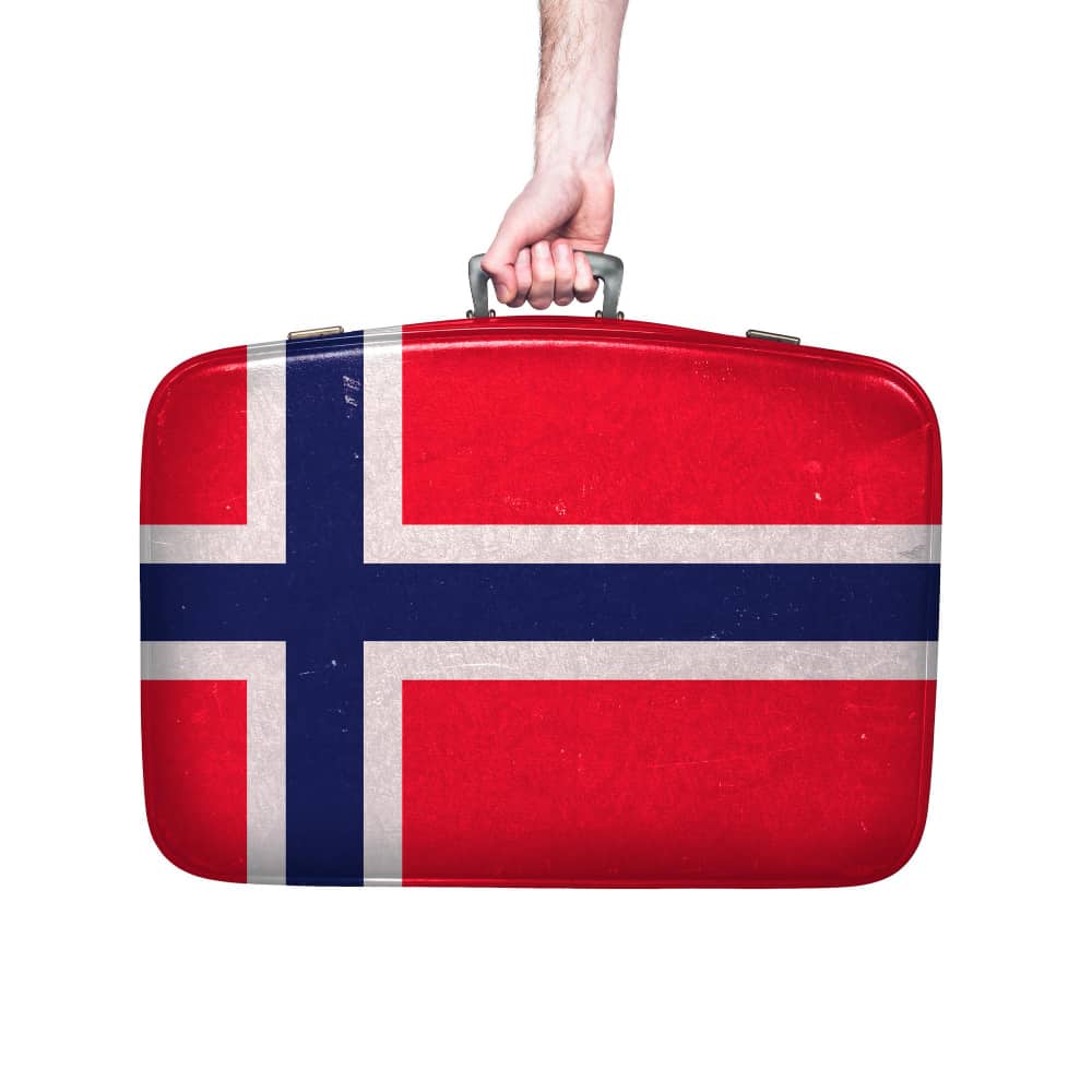 يد تمسك حقيبة عليها علم النرويج