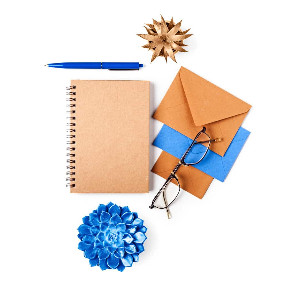 أظرف ملونة وقلم وكراسة