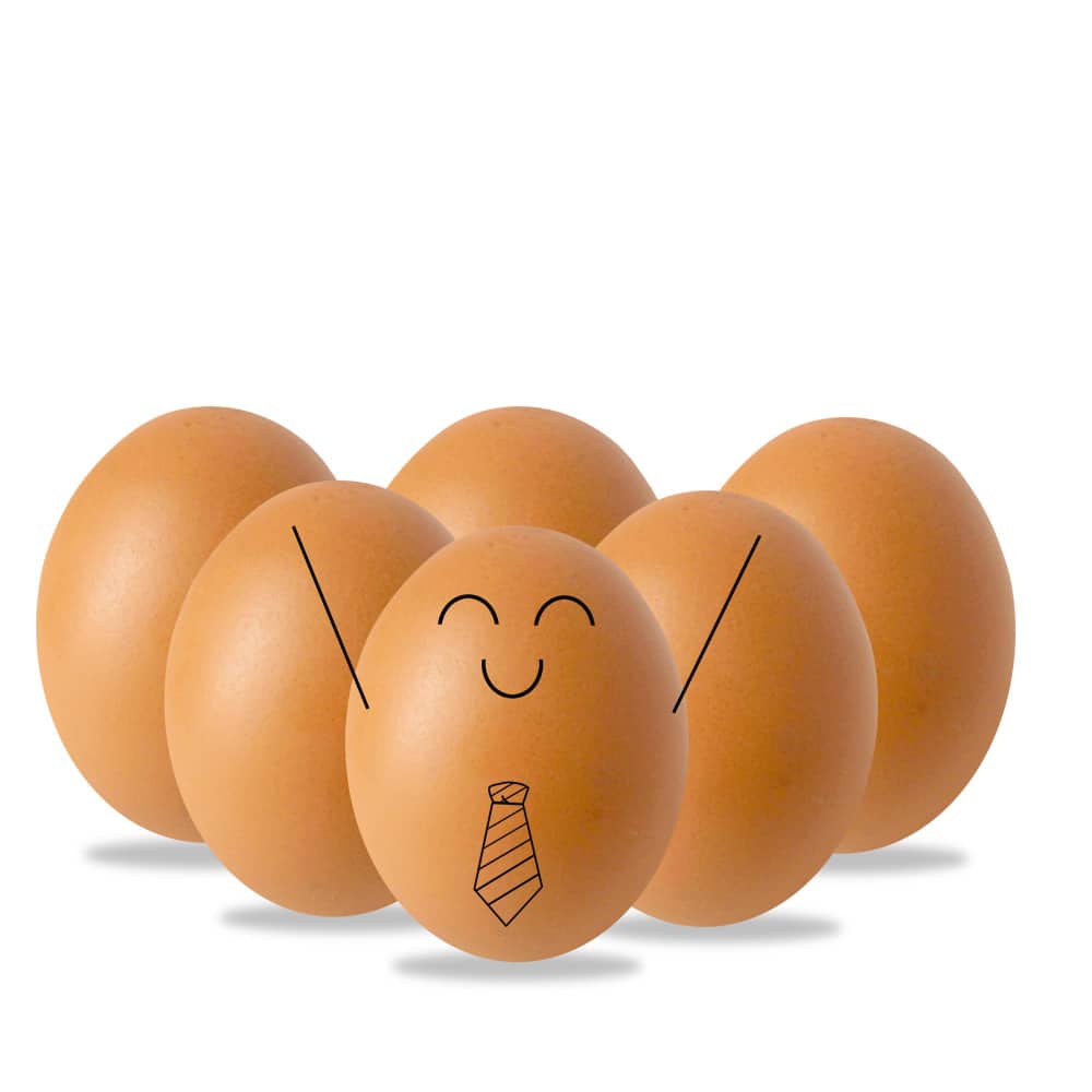 بيض مرسوم عليه وجه مبتسم