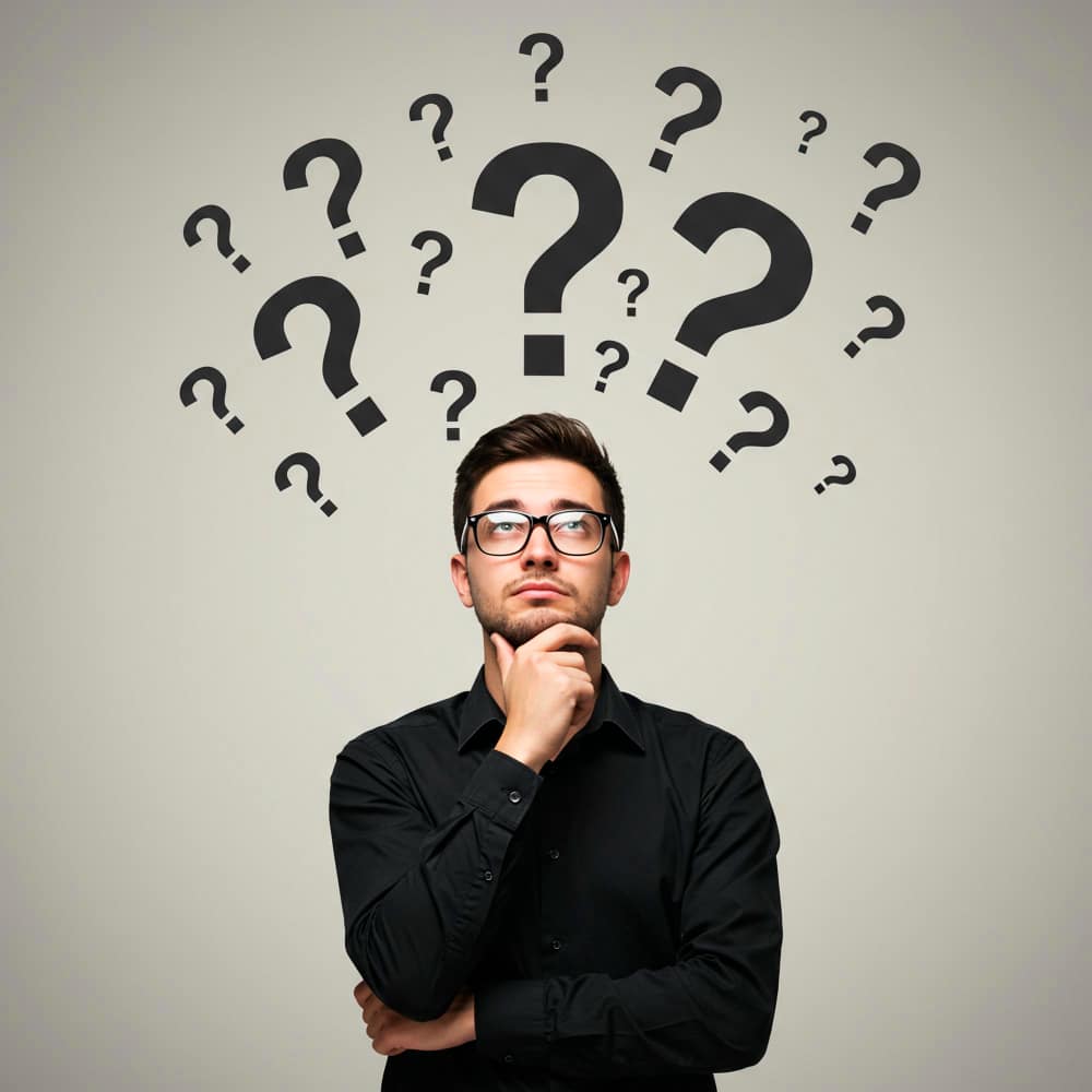 رجل يتساءل وحوله علامات استفهام