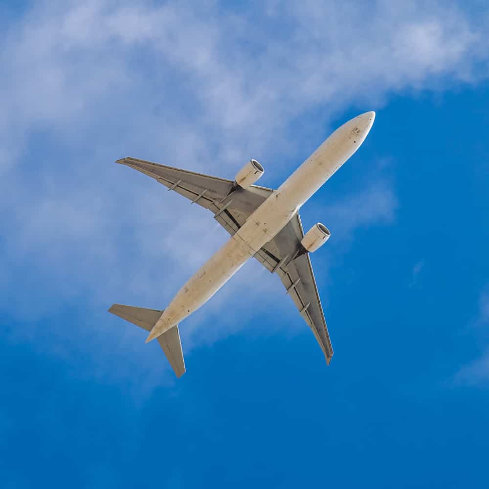 طائرة تحلق في السماء