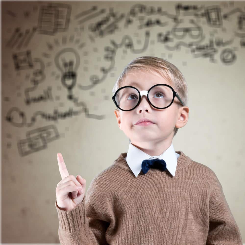 طفل يرتدي نظارة ويشير بإصبعه إلى أعلى طفل يرتدي نظارة ويشير بإصبعه إلى أعلى