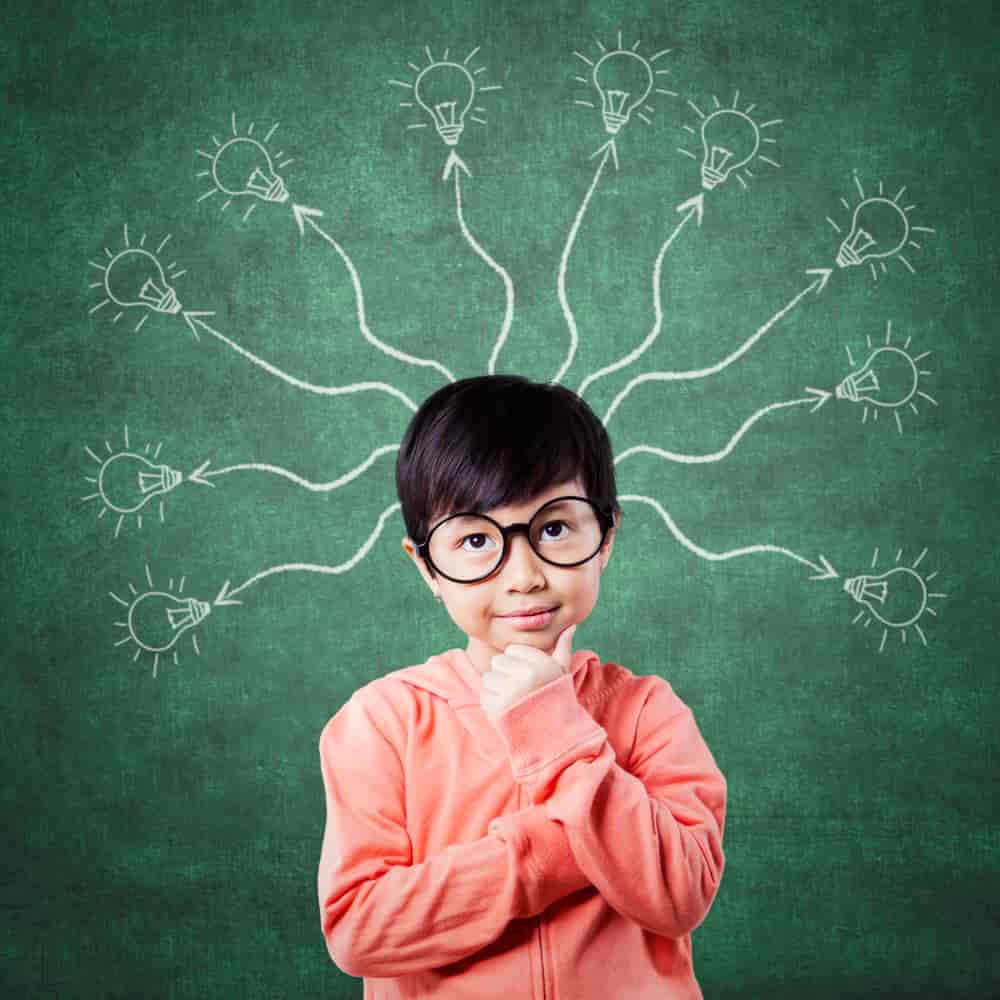 طفل يقف أمام سبورة خضراء طفل يقف أمام سبورة خضراء