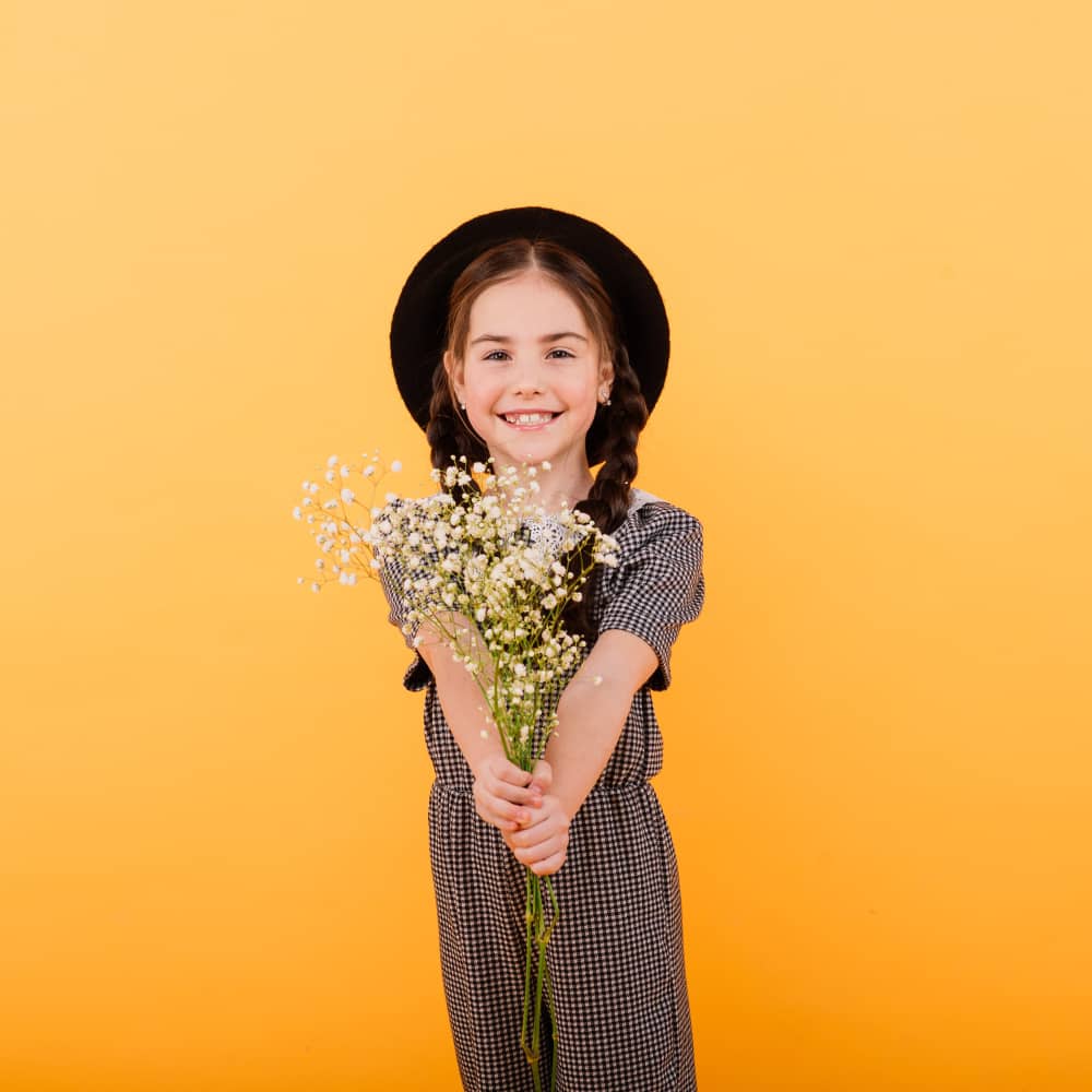 طفلة تمسك زهور